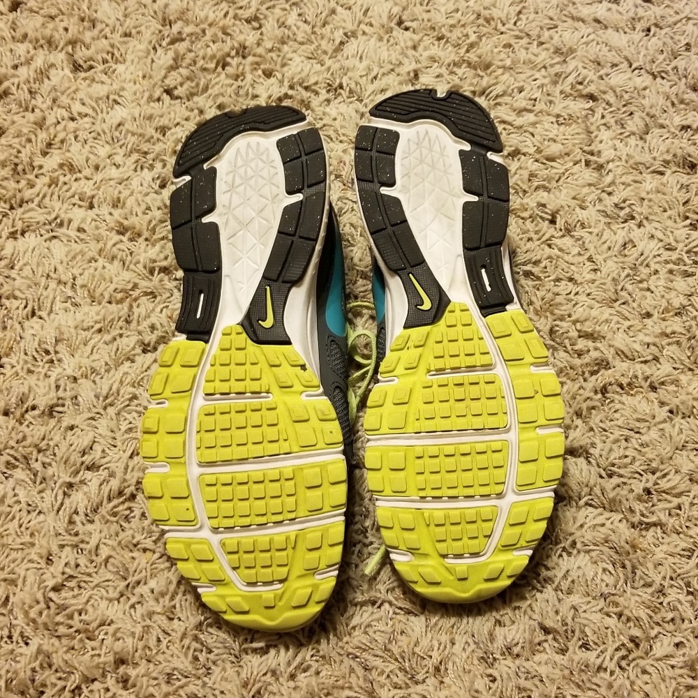 Women's size 8 Nike shoes - Picture 5 of 5